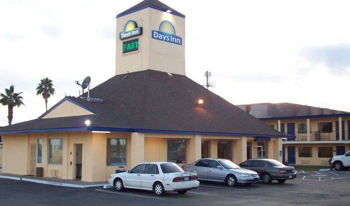 Days Inn Phoenix Metro Center - Get low hotel rates and check availability in Phoenix 4 photos