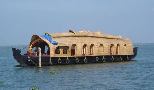 Tharavadu Houseboats, hotels near transportation hubs, railway, and bus stations in Alleppey (Alappuzha), India 9 photos