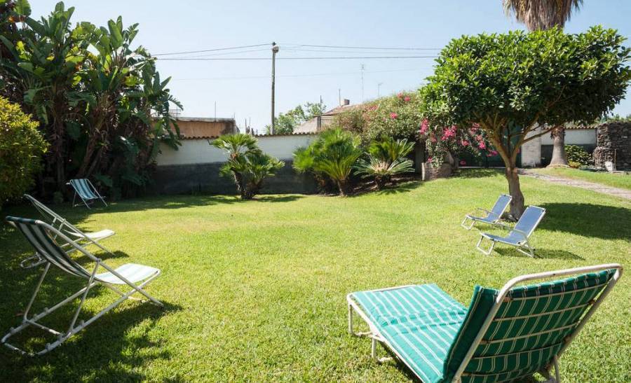 Bed And Breakfast  La Casa Del Ficus, Acireale, Italy, hotels and hostels for sharing a room in Acireale
