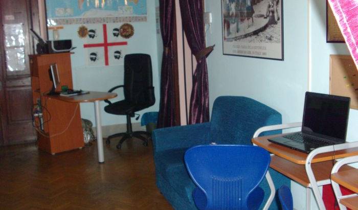 Emerald Palace Hostel - Search for free rooms and guaranteed low rates in Florence 4 photos