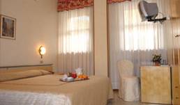 Hotel Cristallo - Nhận mức giá khách sạn thấp và kiểm tra Brescia, Khách sạn trong khoảng cách đi bộ đến các điểm tham quan và giải trí 5 ảnh