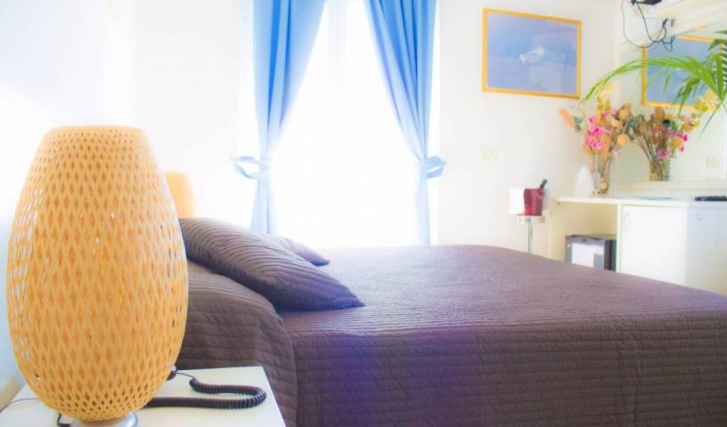 Hotel Piccolo Mondo - Få lave hotelpriser og tjek ledighed i Acquappesa, hotelbookinger 12 fotos