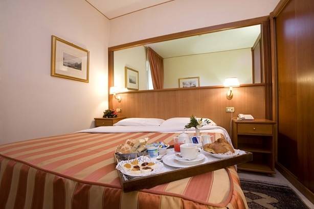 San Giorgio Hotel, Napoli, Italy, Hộ chiếu để tiết kiệm khi đi du lịch và đặt phòng khách sạn trong Napoli