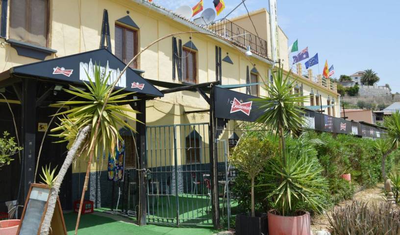 Bar Manhattan - Search available rooms for hotel and hostel reservations in Alora 9 photos