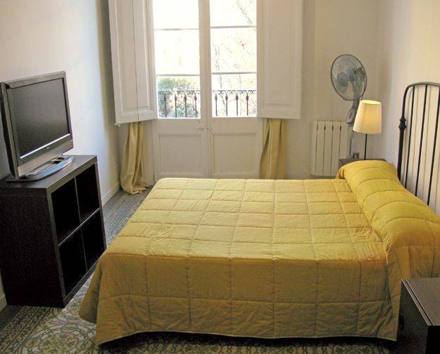 Hostal Paraiso, Barcelona, Spain, reserve popular hotels with good prices in Barcelona